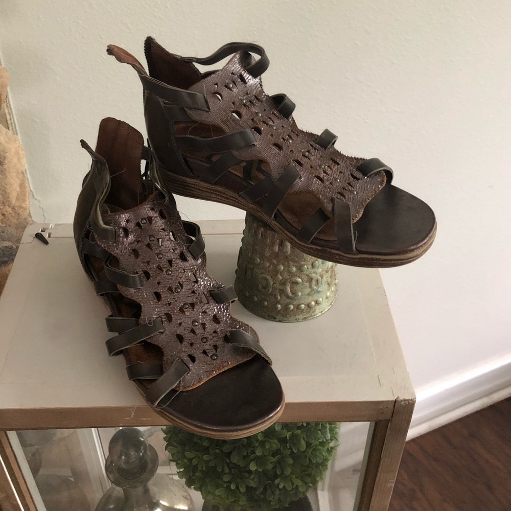 OTBT Silver-grey gladiator sandal size 6